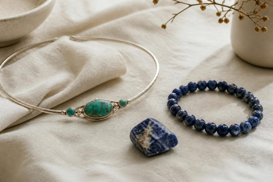 Choker de argint cu turcoaz natural, brățară din lapis lazuli și o bucată de sodalit, pe in crem